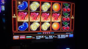 AEC789 တိုက်ရိုက်ကာစီနို — Mobile APP မှ Live Baccarat ကစားနေသောမြင်ကွင်း